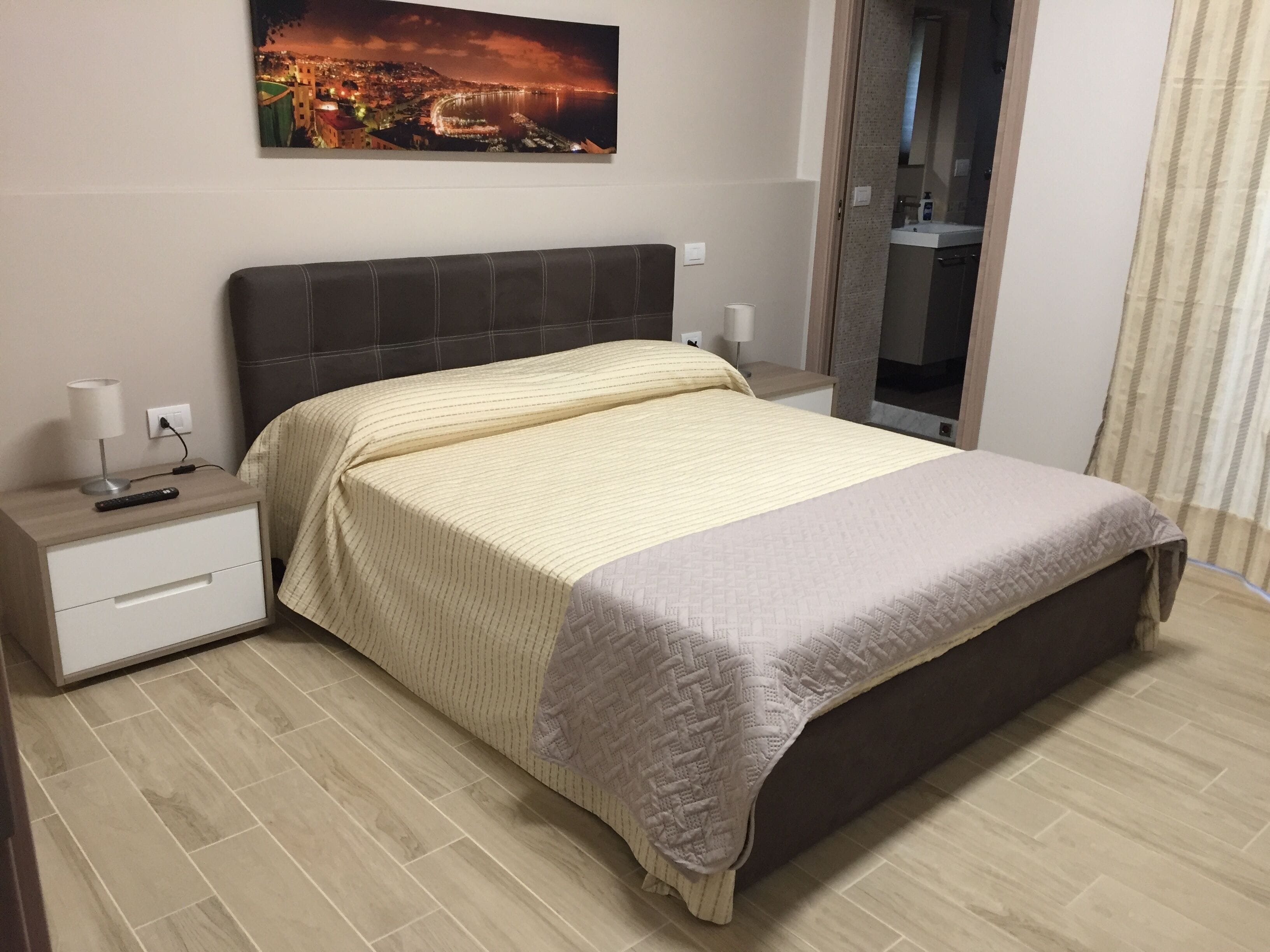 コンフォート ダブルルーム 禁煙 専用バスルーム | セーフティボックス (室内)、デスク、アイロン / アイロン台、WiFi (無料)