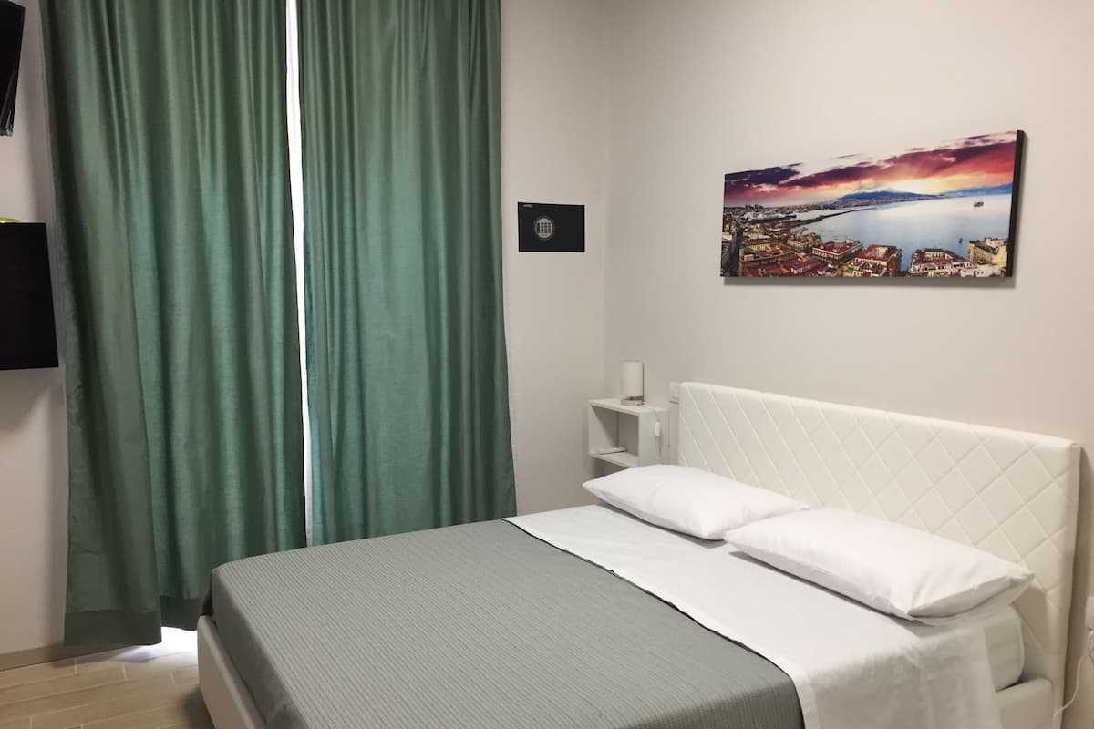 Habitación doble clásica, para no fumadores, baño privado | Caja de seguridad en la habitación y escritorio