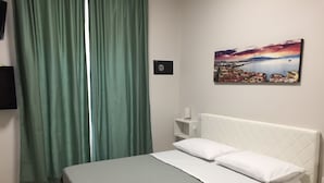 Classic Tek Büyük Yataklı Oda, Sigara İçilmez, Özel Banyo | Odada kasa, masa, ütü/ütü masası, ücretsiz kablosuz İnternet