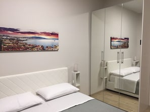 Habitación doble clásica, para no fumadores, baño privado | Caja de seguridad en la habitación y escritorio
