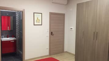 Habitación doble Deluxe, baño privado | Caja de seguridad en la habitación y escritorio