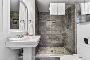 Dusche, Haartrockner, Handtücher, Shampoo