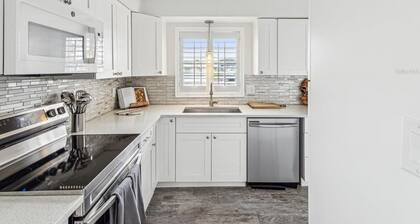 Mookies Beach House with Private Pool