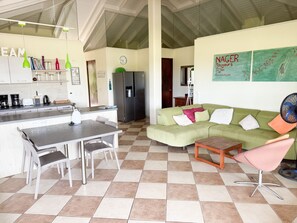 Smart-TV, BĂŒcher, Stereoanlage