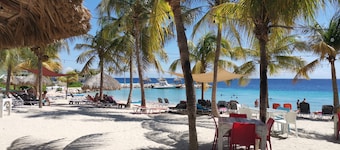 Fantastic golf court view villa on Blue Bay