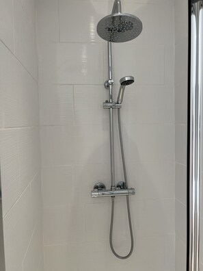 Dusche, Haartrockner, Handtücher, Toilettenpapier