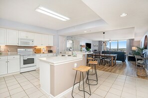 Geladeira, micro-ondas, fogão, cooktop