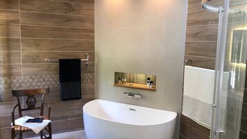 Douche, sèche-cheveux, serviettes fournies