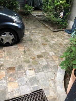 Exterior detail - Guest Room 'Renoir' with Private Garden and Wi-Fi (Croissy-sur-Seine)