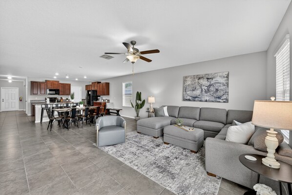 House, 5 Bedrooms | Living area | Streaming services