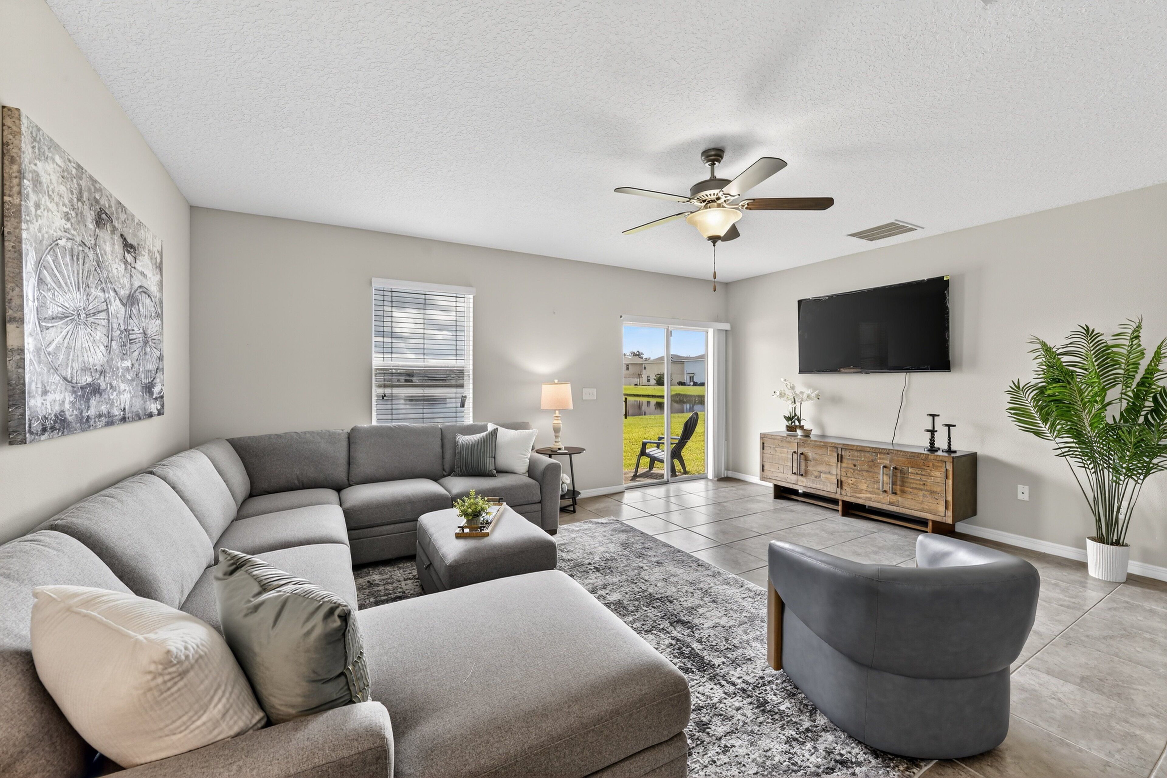 Casa, 5 habitaciones | Área de sala de estar | Servicios de streaming 