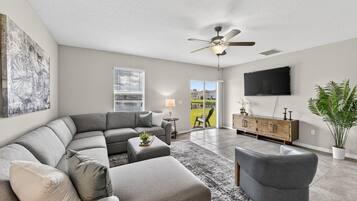 House, 5 Bedrooms | Living area | Streaming services