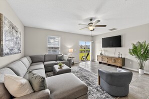 House, 5 Bedrooms | Living area | Streaming services