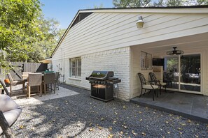 Outdoor dining - Game-themed Stay W/ Hot Tub & Arcade 3 Bedroom Home (The Woodlands)