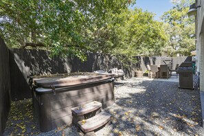 Outdoor dining - Game-themed Stay W/ Hot Tub & Arcade 3 Bedroom Home (The Woodlands)