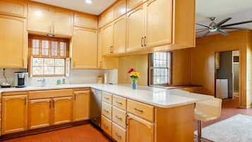 Mikrowelle, Ofen, Herdplatte, Geschirrspüler