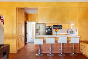 Microondas, horno, parrilla de estufa y lavavajillas