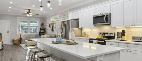 Een koelkast, een magnetron, een oven, een kookplaat