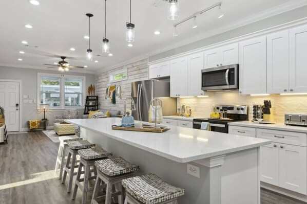 Réfrigérateur, four à micro-ondes, un four, surface de cuisson