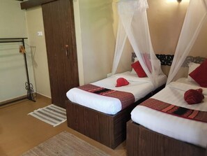 Chambre supérieure double ou avec lits jumeaux | Fer et planche à repasser, accès au Wi-Fi (inclus)