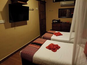Chambre supérieure double ou avec lits jumeaux | Fer et planche à repasser, accès au Wi-Fi (inclus)