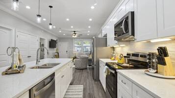 冰箱、微波炉、烤箱、炉灶