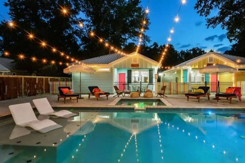 2 Luxe Chalets • Pool • Beach • Parking •Sleeps 12