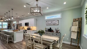 Dining - 2 Luxe Chalets • Pool • Beach • Parking •Sleeps 12 (Bay St. Louis)