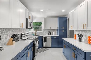 Kjøleskap, mikrobølgeovn, ovn og kokeplater