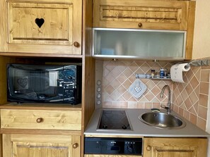 Kjøleskap, mikrobølgeovn, kaffetrakter/tekoker og brødrister