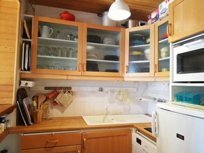 Réfrigérateur, surface de cuisson, lave-vaisselle, cafetière-théière