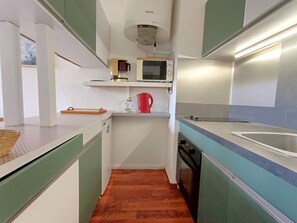 Mikrowelle, Ofen, Herdplatte, Wasserkocher mit Kaffee-/Teezubehör