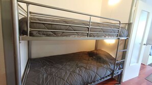 Un letto a castello con ringhiere in metallo e materasso trapuntato.