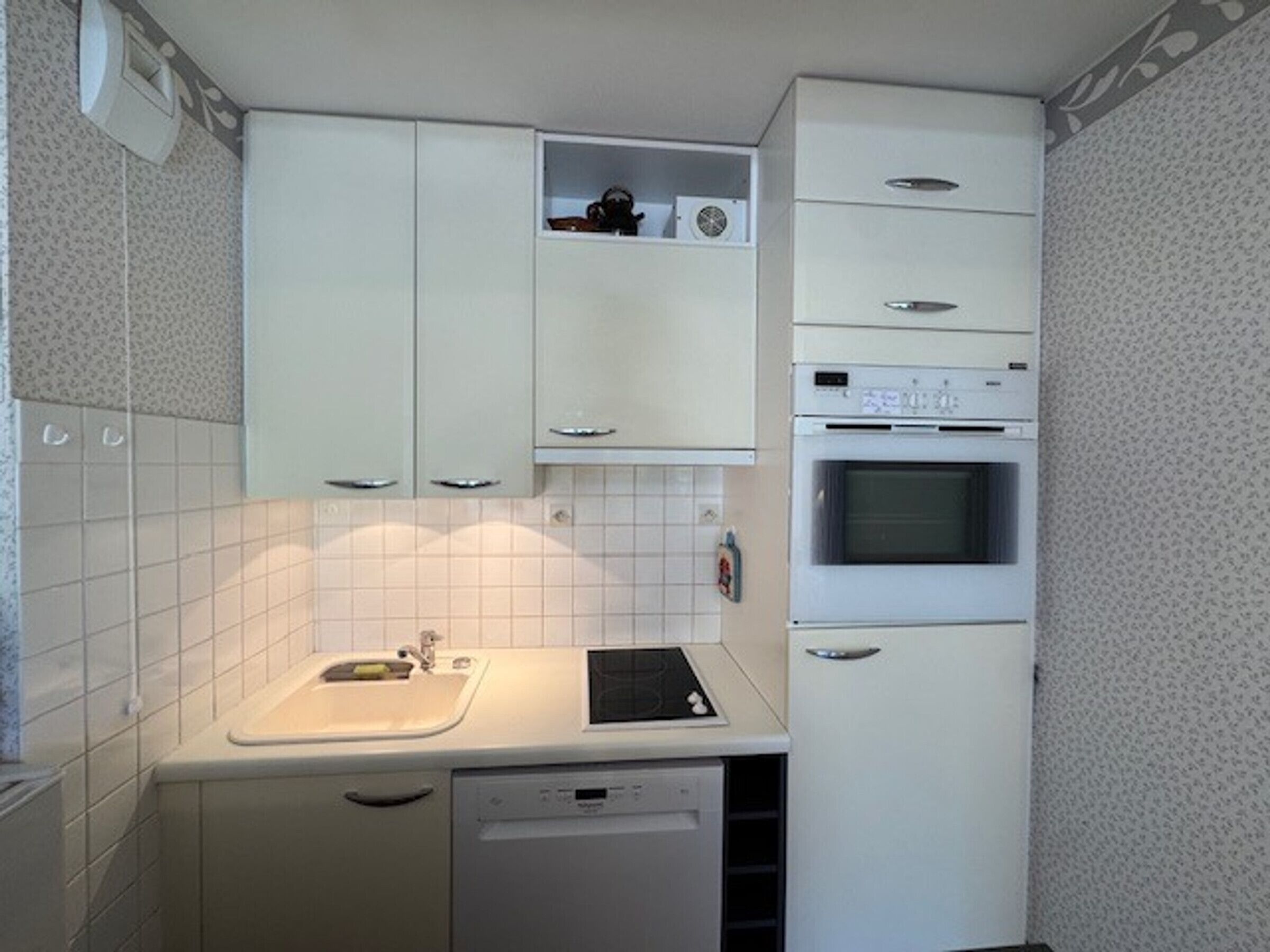 Fridge, microwave
