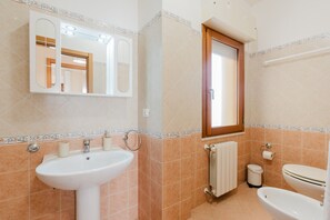 Regadera, secadora de cabello, toallas 