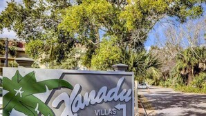 Skilt med 'Canada Villas', beliggende på 34 S. Forest Beach Dr.