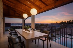 Outdoor dining - Luxury Villa Wave & San, 2 heated pools, sauna, gym, barbecue, ideal for families (Sveti Filip i Jakov)