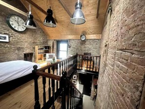 Tabla de planchar con plancha, wifi gratis, ropa de cama