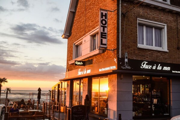 A hotel with a bar and restaurant on the ground floor, overlooking the beach. - Face à La Mer Gravelines  (Gravelines)