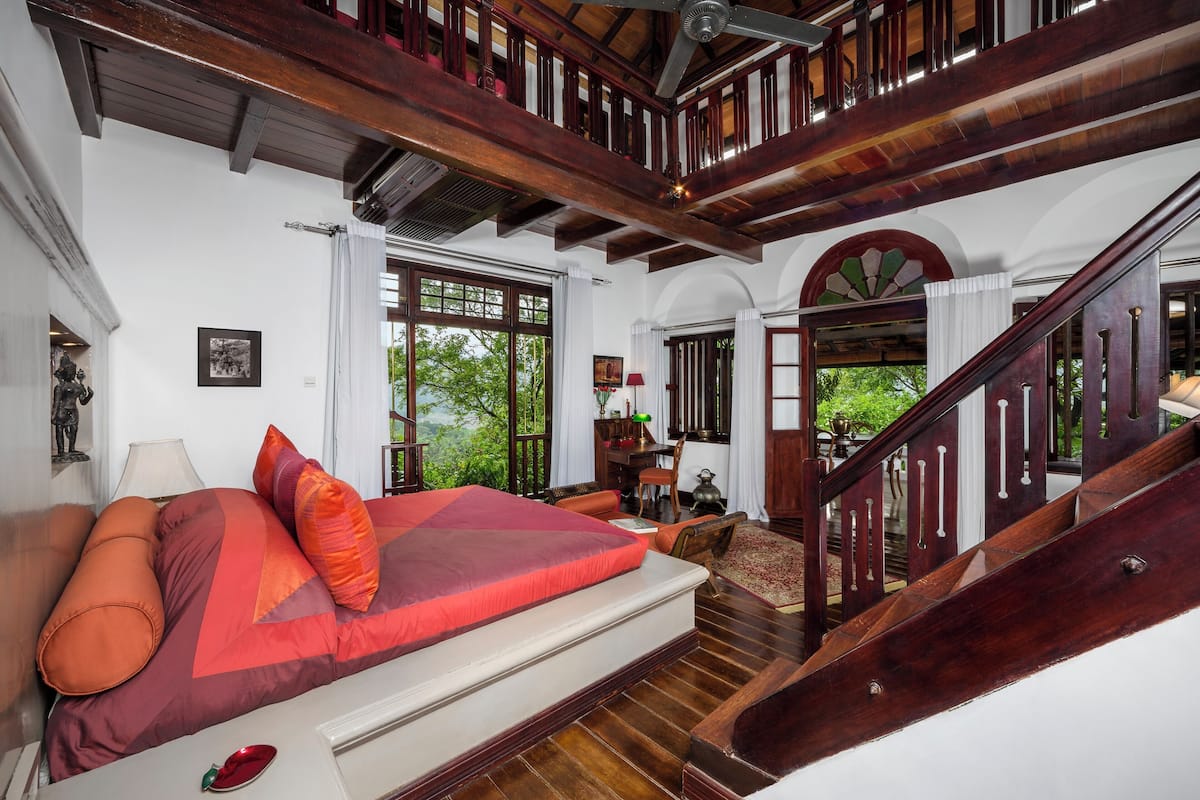 Luxury Suite, Lake View | Individually decorated, individually furnished, bed sheets