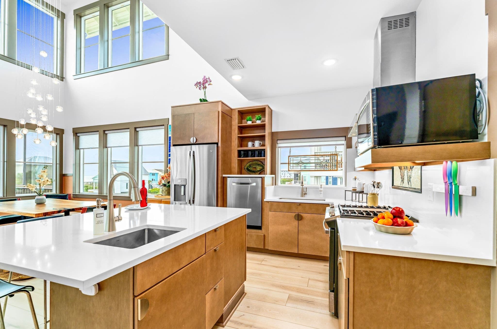 Een koelkast, een magnetron, een kookplaat, een vaatwasser