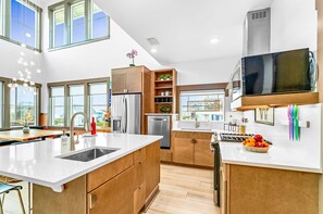 Fridge, microwave, stovetop, dishwasher