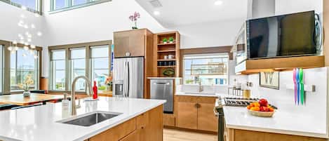 Fridge, microwave, stovetop, dishwasher