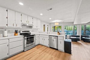 Refrigerador, microondas, horno y parrilla de estufa 