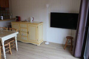 Dining - Newly renovated apartment at the foot of the Peyragudes slopes, Agudes side (Gouaux-de-Larboust)