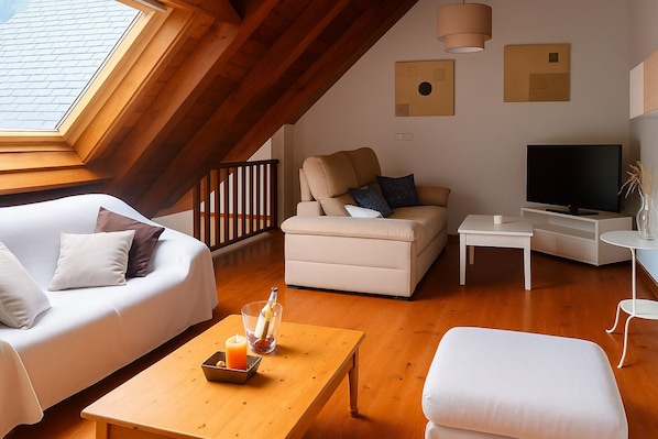 Departamento, 3 habitaciones, vista a la montaña | Área de sala de estar