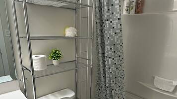 ヘアドライヤー、タオル、石鹸、シャンプー