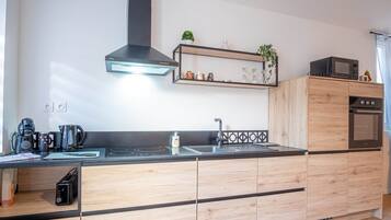 Réfrigérateur, plaque de cuisson, cafetiÚre/bouilloire