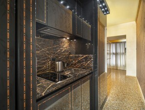 Refrigerador, lavavajillas, tetera/pava eléctrica, utensilios de cocina