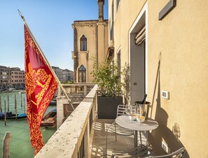 Outdoor dining - Golden Treasure Apartment on the Grand Canal R&R (Venecia)